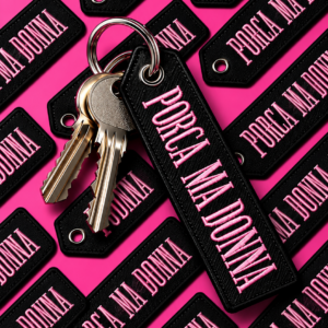 portachiavi ricamati su sfondo fucsia
